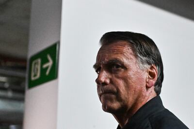 El expresidente de Brasil Jair Bolsonaro sale de la sede del Partido Liberal (PL) este viernes, en Brasilia (Brasil). El juicio contra Bolsonaro, acusado de liderar una conspiración golpista contra el Gobierno de Luiz Inácio Lula da Silva, ha generado una crisis diplomática y comercial sin precedentes entre Brasil y Estados Unidos.