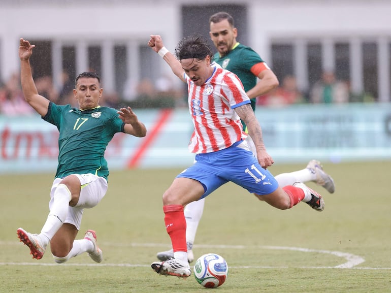 Mauricio (d), jugador de la selección de Paraguay, disputa el balón en un partido amistoso frente a Bolivia por la Fecha FIFA de setiembre-octubre en el estadio Audi Field, en Washington D.C., Estados Unidos.