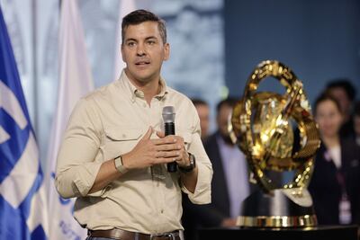 El presidente Santiago Peña, durante la inauguración oficial de la exposición por el 120 aniversario de la FIFA ayer martes, en el Centro Cultural del Puerto en Asunción (Paraguay).