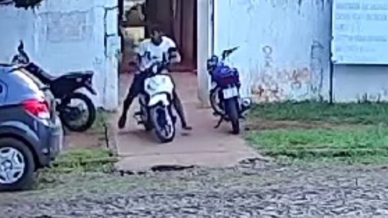 Momento en que el ladrón saca la moto del patio del colegio. (captura de vídeo)