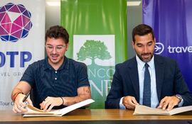 Joaquín Prono y Federico Monjagatta durante la firma.