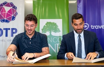 Joaquín Prono y Federico Monjagatta durante la firma.