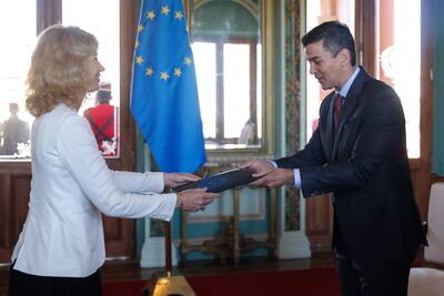 La embajadora de la Unión Europea en Paraguay, Katja Afheldt (i), entrega las cartas credenciales al presidente de Paraguay, Santiago Peña, durante una ceremonia este miércoles, en Asunción (Paraguay).