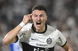 El argentino Facundo Bruera, delantero de Olimpia, celebra el tanto contra Flamengo por la vuelta de los octavos de final de la Copa Libertadores en el estadio Defensores del Chaco, en Asunción.