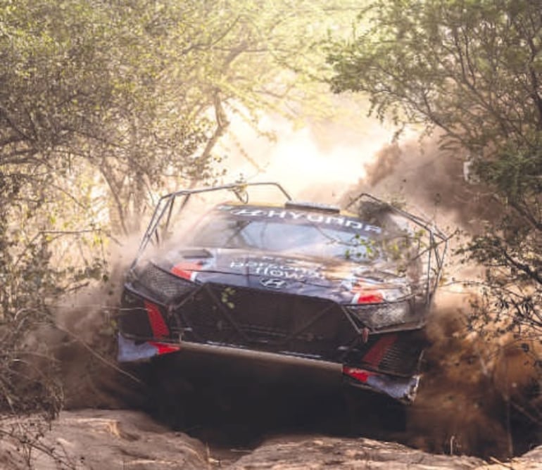 Un coche Hyundai pasando por el complicado tramo que ofrece el Transchaco Rally