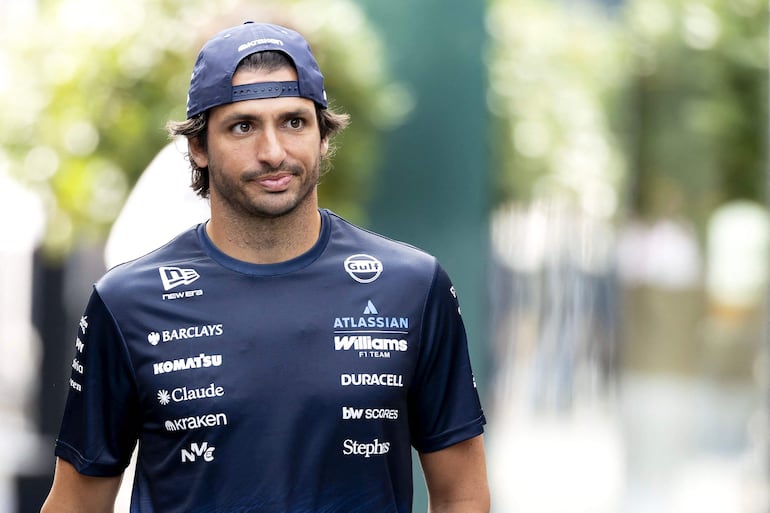 El piloto español de Williams, Carlos Sainz, camina por el paddock a su llegada para el Gran Premio de los Países Bajos de Fórmula 1. (Sander Koning / ANP / AFP)