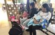 Las madres con sus hijos recién nacidos acudieron a temprana hora este viernes en el Hospital Regional de Ciudad del Este.