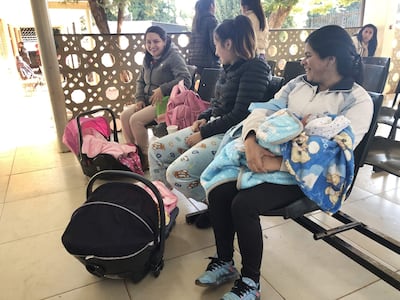 Las madres con sus hijos recién nacidos acudieron a temprana hora este viernes en el Hospital Regional de Ciudad del Este.