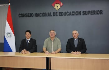 De izquierda a derecha: Hermenegildo Cohene, vicepresidente del Cones, el ministro de Educación, Luis Ramírez, presidente y el presbítero Cristino Bonhert, secretario general.