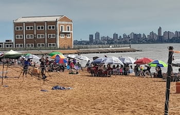Asustados pero sin deseos de dejar la playa los bañistas volvieron.
