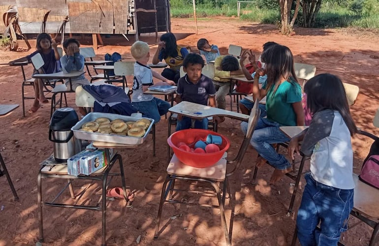 Los niños del local escolar habilitado hace seis años dan clases bajo los árboles por falta de aulas en la comunidad Virgen del Carmen