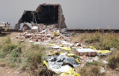 Las explosiones ocasionadas por los asaltantes perforaron la pared del banco, por donde fue robado parte del dinero.