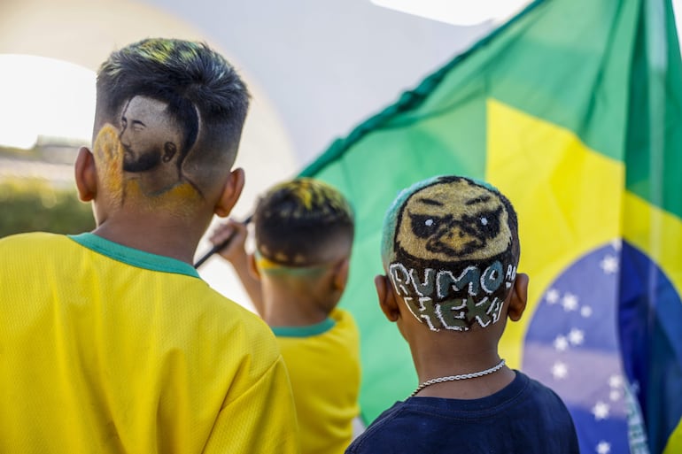 Cortes de cabello en el concurso 'Batalla Mundial de Barberos' , en Río de Janeiro (Brasil). La batalla es la mayor competencia de barberos de Brasil, se celebra bajo los Arcos de Lapa, con una edición dedicada al Mundial de Fútbol 2026 que premiará los mejores diseños inspirados en el torneo y el corte de pelo 'Reflejo Alineado'.