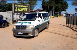 El cuerpo del conductor boliviano hallado muerto hoy en San Antonio es llevado a la morgue judicial.