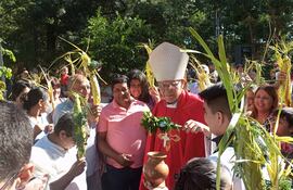 Mons. Joaquín Robledo presidió la misa de la bendición de las Palmas.