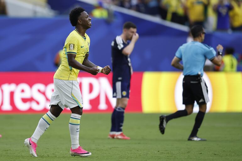 Vinícius Júnior (i) de Brasil celebra un gol este miércoles, en un partido del grupo C del Mundial de la FIFA 2026 entre Escocia y Brasil, en el estadio Hard Rock en Miami (EE.UU.).