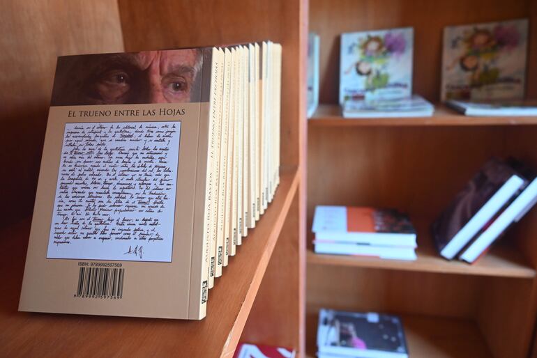 De manera gratuita, la gente puede llevar un libro de Augusto Roa Bastos, el máximo exponente de la literatura paraguaya.