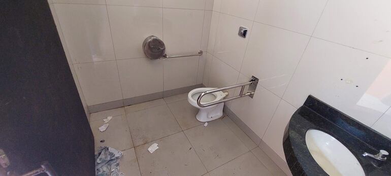 Baños "inclusivos" de la Costanera Sur están en pésimas condiciones.