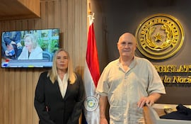 Senadores suplentes de Cruzada Nacional que asumen: en reemplazo de Javier "Chaqueñito" Vera Gladys Lucía Mendoza de Esparza y en reemplazo de Norma Aquino alias "Yamy Nal", Walter Janusz Ricardo Kobylanski Brandhuber.