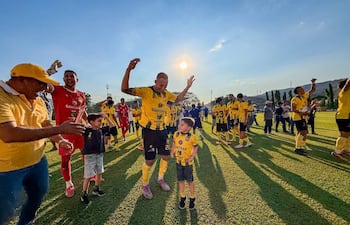 Baile triunfal, con el paraguayo Víctor Édison Ávalos Fariña en el centro, autor de un gol para el Guastatoya, más conocido como "Pecho Amarillo", que ocupa el puesto 7 entre 12 participantes.