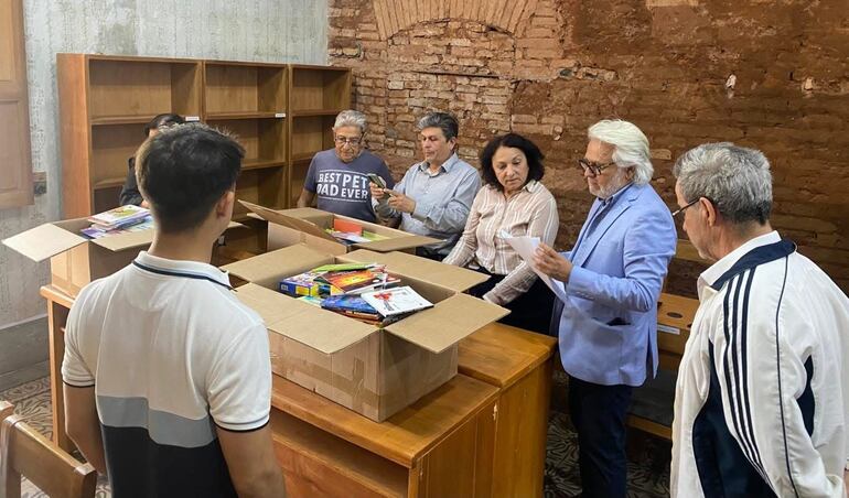 Acto de entrega de los libros para la Biblioteca de la Literatura  Contemporánea del Paraguay.