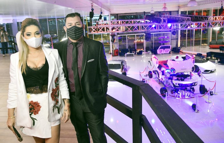 Menchy Vergara y Alexis González en la inauguración de Total Cars, un moderno centro de reparación de todo tipo de vehículo.