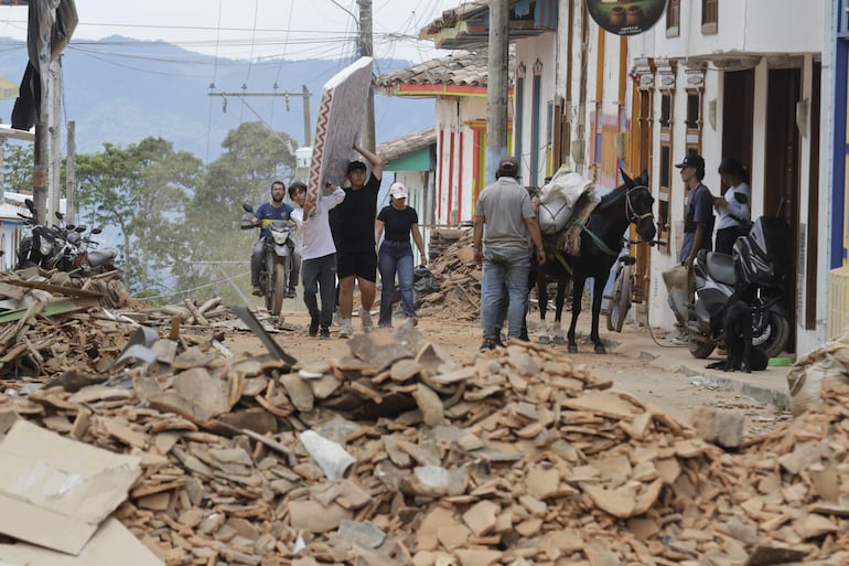 Fotografía que muestra una zona afectada por el terremoto de magnitud 7,4 del pasado lunes, en El Cairo (Colombia).