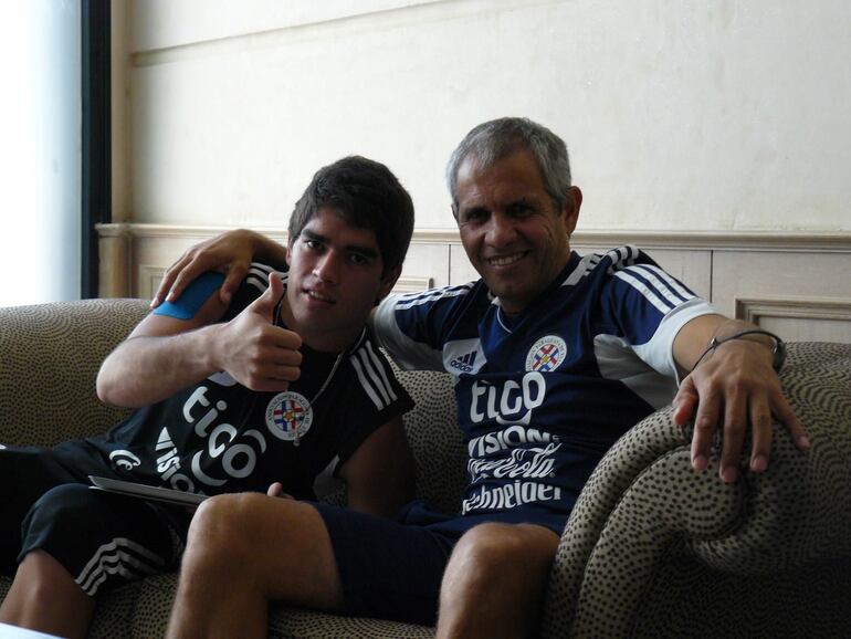 Brian Montenegro junto a Víctor Genes.