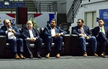 Representantes de diversos gremios de la construcción y referentes del sector privado en el panel inaugural de Constructénia 2023.