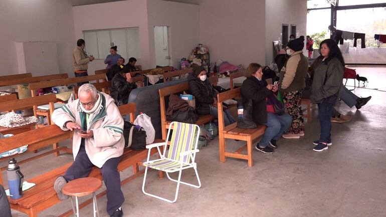 El familiar de un paciente internado no puede abandonar su guardia porque hay constantes necesidades en el IPS, dicen.