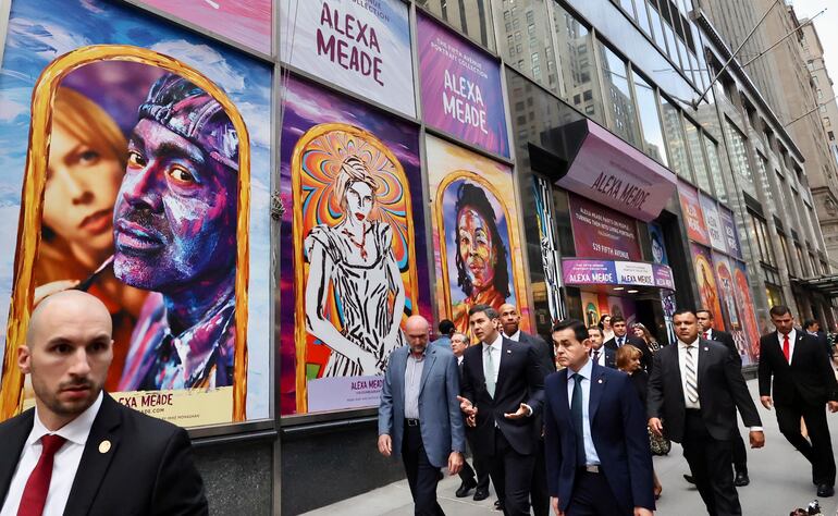 El presidente de Paraguay, Santiago Peña, es acompañado por una delegación paraguaya en Nueva York, Estados Unidos.