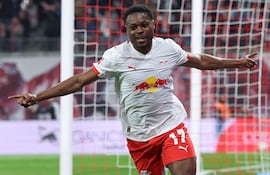 355
El centrocampista alemán del Leipzig, Ridle Baku, número 17, celebra el gol que puso el 3-0 en el marcador durante el partido de la Bundesliga, la primera división alemana, entre el RB Leipzig y el Union Berlin en Leipzig, Alemania Oriental, el 24 de abril de 2026. (Foto de Ronny HARTMANN / AFP)