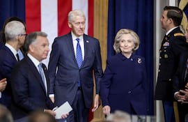 Archivo. El expresidente estadounidense Bill Clinton (izq.) y la exsecretaria de Estado Hillary Clinton (der.) llegan a la ceremonia de investidura donde Donald Trump prestará juramento como el 47.º presidente de Estados Unidos en la Rotonda del Capitolio en Washington, D.C., el 20 de enero de 2025.