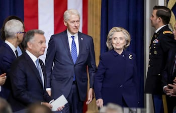 Archivo. El expresidente estadounidense Bill Clinton (izq.) y la exsecretaria de Estado Hillary Clinton (der.) llegan a la ceremonia de investidura donde Donald Trump prestará juramento como el 47.º presidente de Estados Unidos en la Rotonda del Capitolio en Washington, D.C., el 20 de enero de 2025.