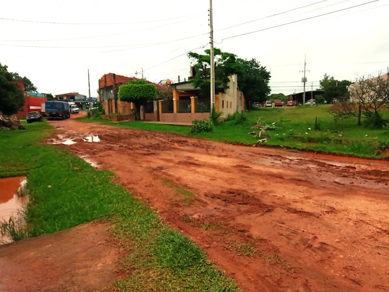 Estado de la calle del barrio Virgen del Carmen, donde los vecinos solicitan no solo el raspado, sino también el empedrado.
