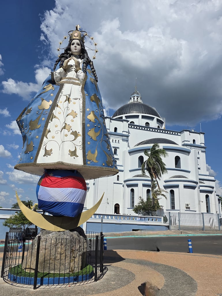 La escultura gigante de la Virgen de los Milagros, entre la plaza Tte. Fariña y la Basílica.