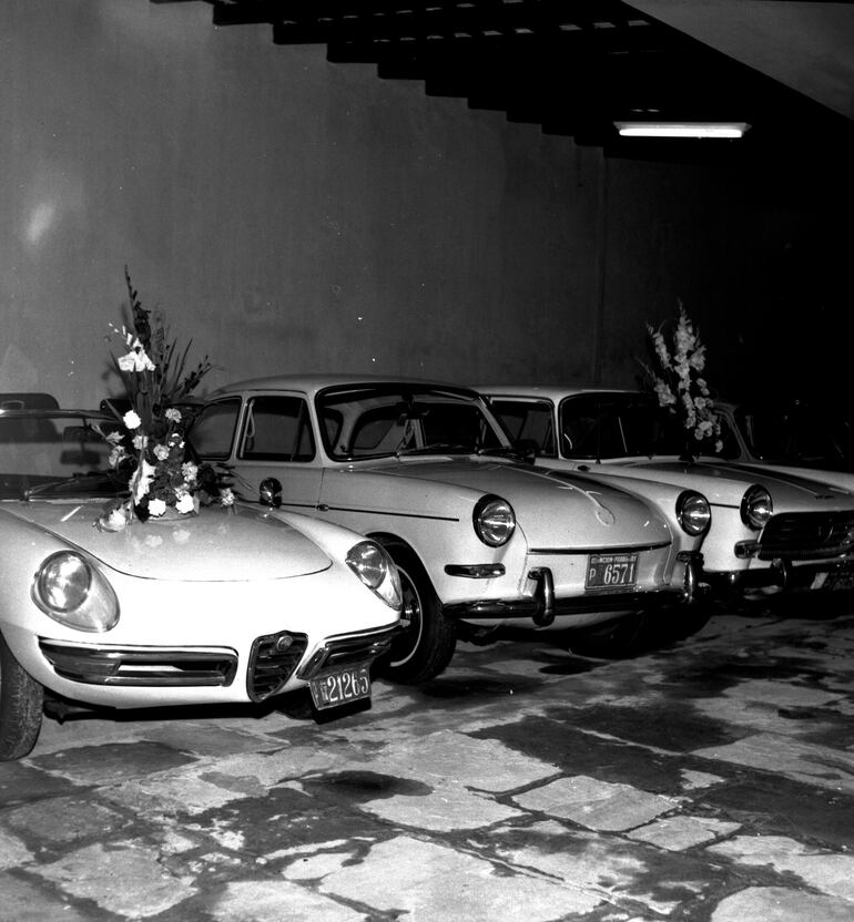 Flamantes vehículos en una playa de autos el día de su inauguración en 1968.