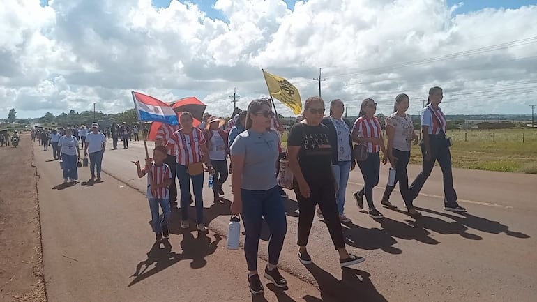 Docentes de Pedro Juan Caballero, marchan sobre la ruta PY05.