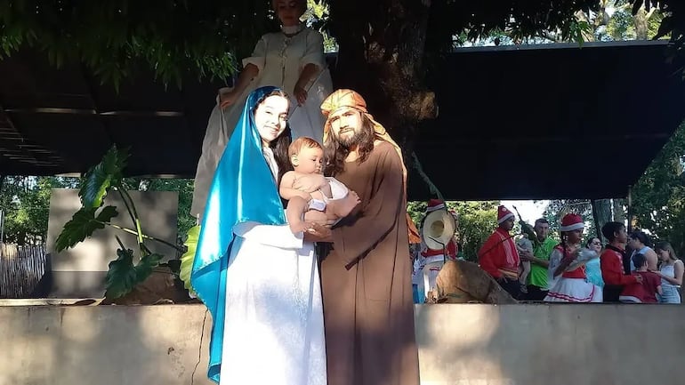 Jóvenes representaron a María, José y al Niño Jesús.