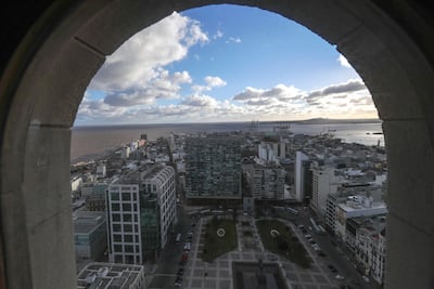 Vista panorámica de la ciudad de Montevideo desde la azotea del Palacio de Salvo, en Uruguay. Desde su cúpula puede verse el cogote de la estatua de treinta toneladas y de 17 metros del prócer de la independencia de Uruguay, José Gervasio Artigas, montado en su caballo que corona la Plaza Independencia, así como la península de la Ciudad Vieja.