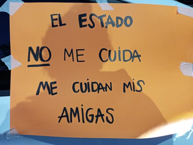 Otro de los carteles exhibidos por las manifestantes contra la absolución del cura católico Silvestre Olmedo, quién según la justicia manoseó a una joven catequista.