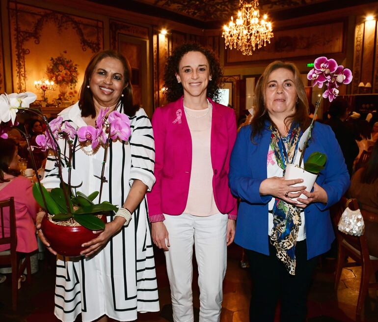 Luz Arredondo, Leanne Cannon y Alejandra Quintanilla.