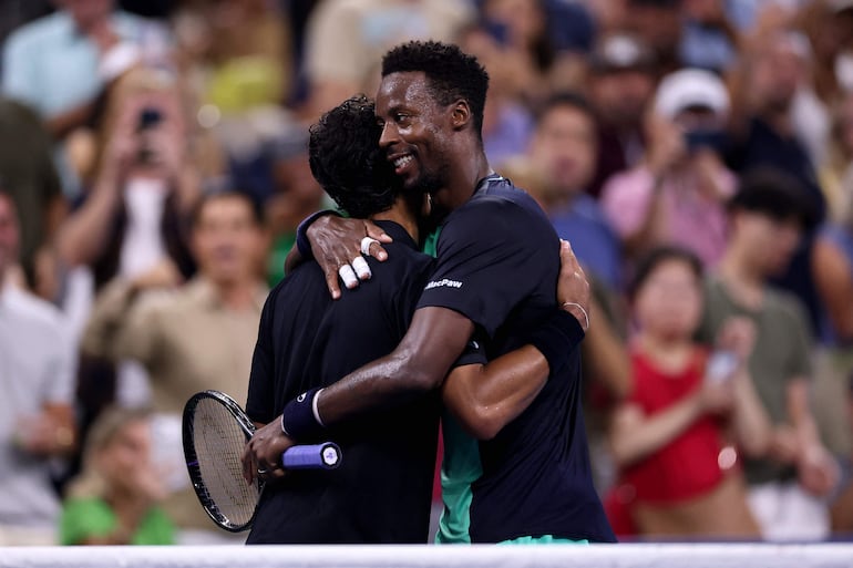 El abrazo entre Gael Monfils y Adolfo Daniel Vallejo tras la victoria del veterano francés en cuatro mangas.