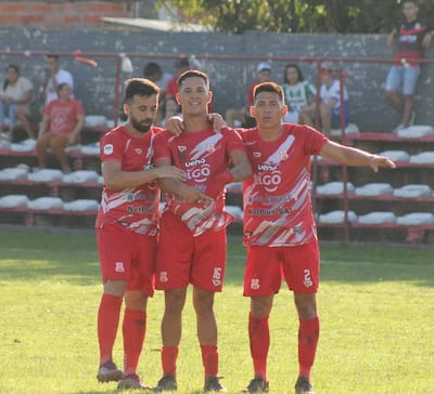 Dionicio Ruiz Díaz, festeja uno de los dos tantos que marcó ayer en la goleada del “3”, en medio de Rodrigo Cantero y Juan Colmán. (Foto: APF)