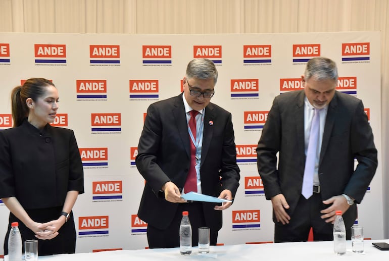 Acto de posición nuevo titular de la ANDE en casa central.