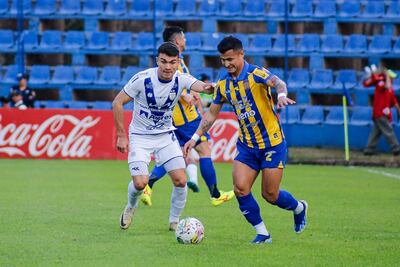 Maniobra de Rodi Ferreira (26) frente a Hugo Iván Valdez (29), en el partido 42 de la temporada en el estadio de Sol de América.
