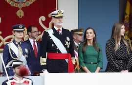 Los reyes Felipe y Letizia acompañados de la princesa Leonor y la infanta Sofía presidieron el desfile de las Fuerzas Armadas con motivo de la Fiesta Nacional este domingo en Madrid. (EFE/Chema Moya)