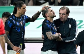 Giorgian de Arrascaeta, luego de sufrir la lesión en la muñeca jugando por la selección uruguaya.