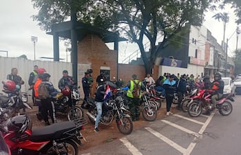 Conductores de plataformas se concentraron frente al club Independiente de Campo Grande para luego marchar hasta Paseo La Galería.