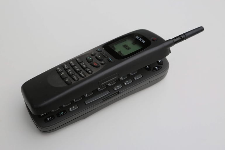 Vista del Nokia 9000 Communicator, considerado el primer "smartphone" de la historia, era un híbrido entre teléfono y miniordenador personal que se comercializó como una "oficina de bolsillo" a partir de 1996.